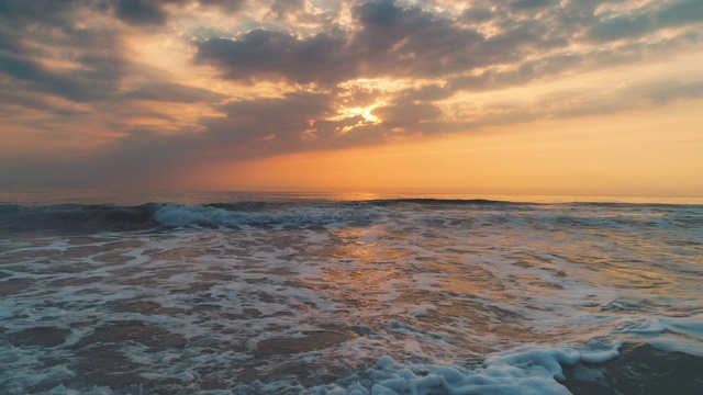 海面日出，浪花溅沙，鸟瞰视频素材