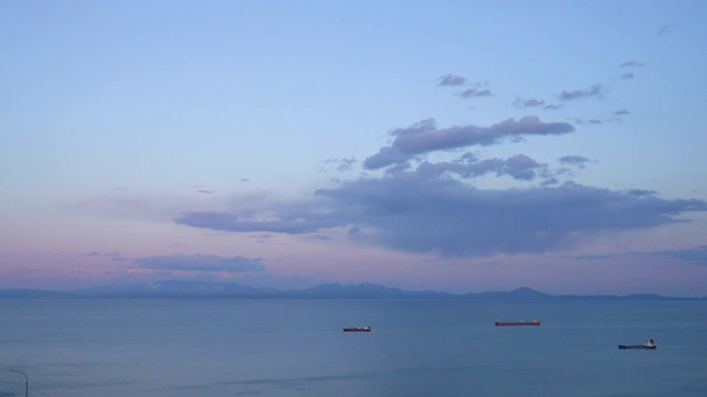 一幅带有柔和天空的海景图。视频素材