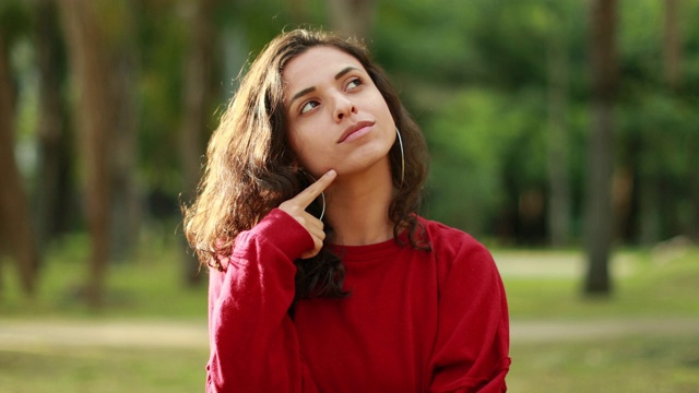 女孩有一个想法，感到惊讶。年轻女子顿悟了视频素材