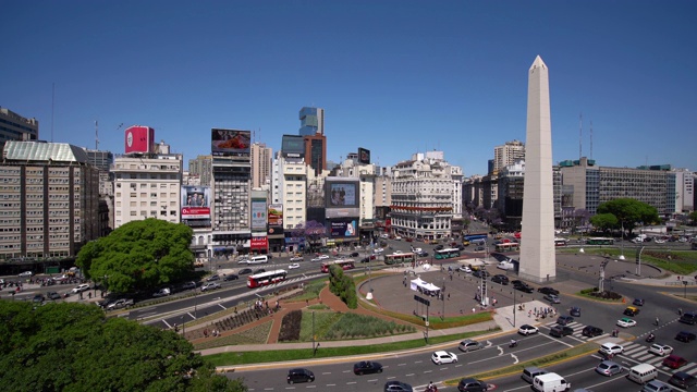 布宜诺斯艾利斯WS HA Obelisco de Buenos Aires和城市交通/布宜诺斯艾利斯，阿根廷视频素材