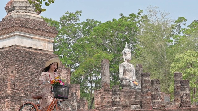 在泰国历史公园旅游的亚洲妇女视频素材