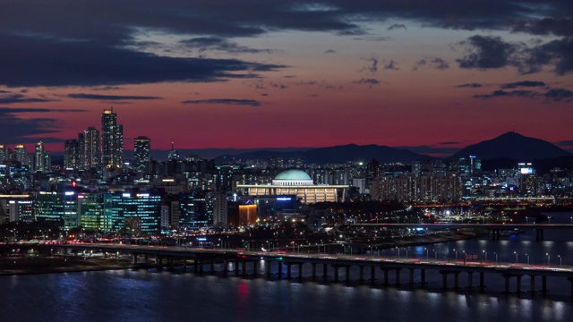 韩国首尔，Yeouido和maapodaegyo大桥上的国会夜景视频素材