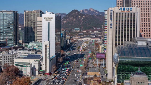 韩国首尔中野区世宗路光华门广场和景福宫的李舜臣上将雕像视频素材