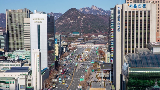 韩国首尔中野区世宗路光华门广场和景福宫的李舜臣上将雕像视频素材