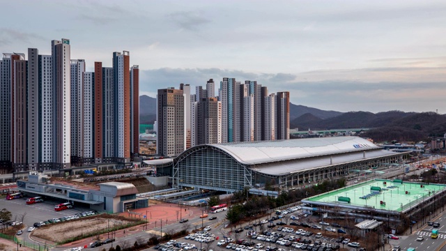 Gwangmyeong Station (KTX)和公寓楼/ Gwangmyeong-si，京畿道，韩国视频素材