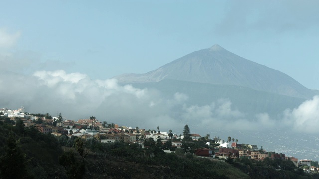 泰德山，前景村庄视频素材