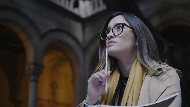 学生在笔记本上做笔记。带着记事本在外面工作的女商人视频素材