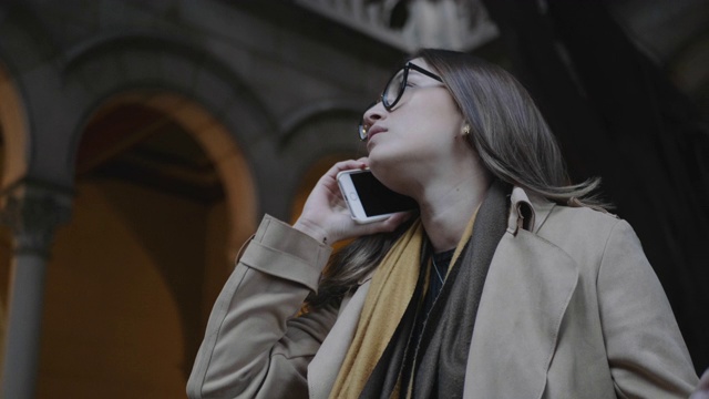 女人在户外用智能手机聊天。女商人看手表看时间视频素材