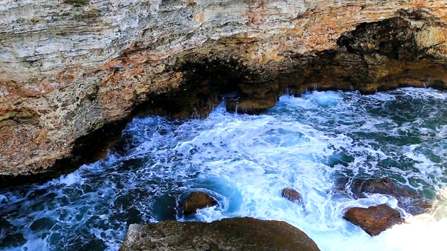 美丽的景色与海浪和岩石海岸视频素材