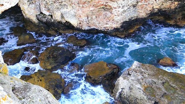 美丽的景色与海浪和岩石海岸视频下载