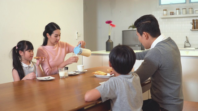 幸福的家庭共进早餐视频素材