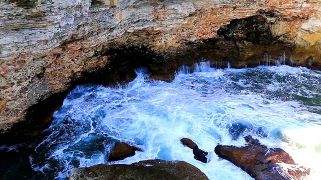 美丽的景色与海浪和岩石海岸视频素材