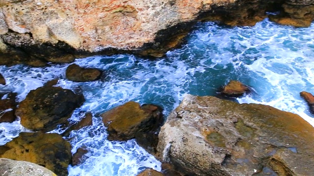 美丽的景色与海浪和岩石海岸视频下载