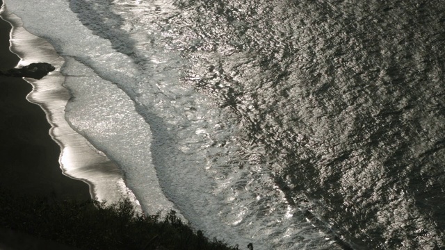 海浪从上面拍打着火山沙视频素材