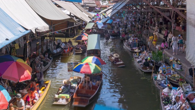 泰国Ratchaburi, Damnoen Saduak，最著名的传统水上市场和文化旅游目的地;倾斜向下-延时视频素材