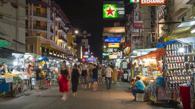 傍晚考山路。著名的地区和步行街的背包客和预算旅游，曼谷，泰国-时光流逝视频素材