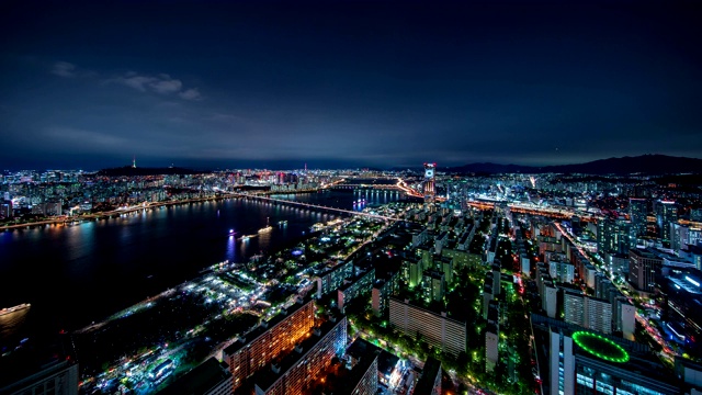 韩国首尔，汉江63号楼及原孝道大桥夜景视频素材