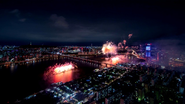 韩国首尔Yeouido, 63号楼和汉江元孝大秋桥附近的烟花表演视频素材