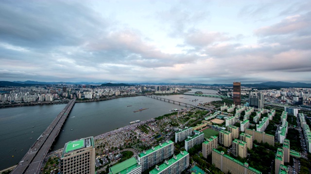 韩国首尔，63号楼、元孝大学桥、马坡大学桥与汉江/汝矣岛的日日夜夜城市景观视频素材