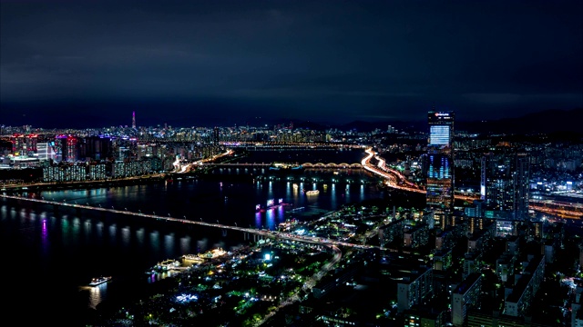 韩国首尔，奥运高速公路63号楼及汉江/汝矣岛元孝大学桥附近的夜景视频素材