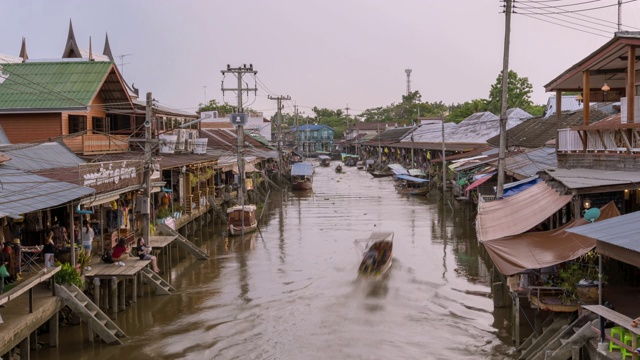 日落时的安帕瓦运河和村庄。著名传统水上市场、文化旅游目的地泰国沙慕宋卡兰;放大-延时视频素材