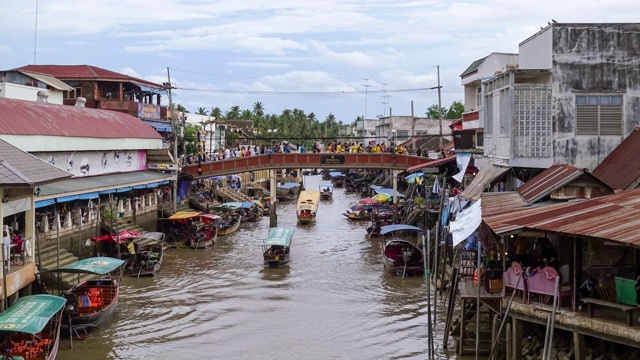 安帕瓦运河和村庄，沙慕Songkhram，泰国。著名的传统水上市场和文化旅游目的地——时光流逝视频素材