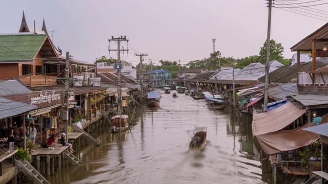 日落时的安帕瓦运河和村庄。著名传统水上市场、文化旅游目的地泰国沙慕宋卡兰;缩小-延时视频素材