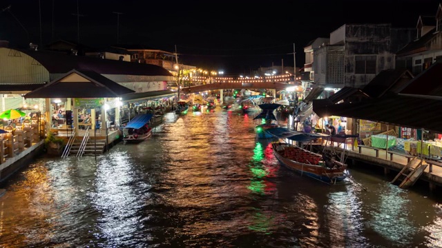 安帕瓦运河和村庄的夜晚。著名传统水上市场、文化旅游目的地泰国沙慕宋卡兰;缩小-延时视频素材