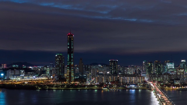 韩国首尔，汉江63号楼及原孝道大桥夜景视频素材