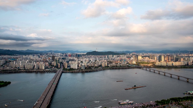 韩国首尔，江边高速公路和带有汉江/樱道的Mapodaegyo大桥城市景观视频素材