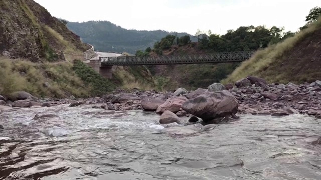 巴基斯坦的落基山脉和河流时光流逝视频下载