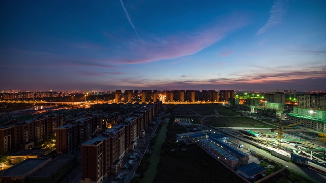 高观景的发展城市住宅区建设工地黄昏到夜晚的过渡视频素材