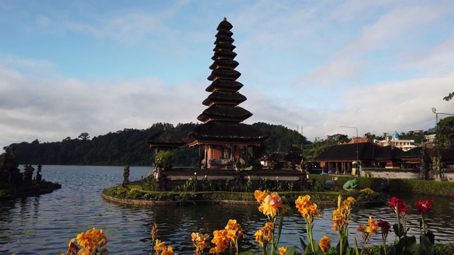 4K镜头在Pura Ulun Danu Bratan前平移，巴厘岛，印度尼西亚视频素材