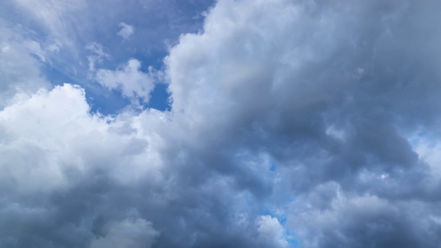 云朵在白天的天空中移动。雨云的运动。视频素材