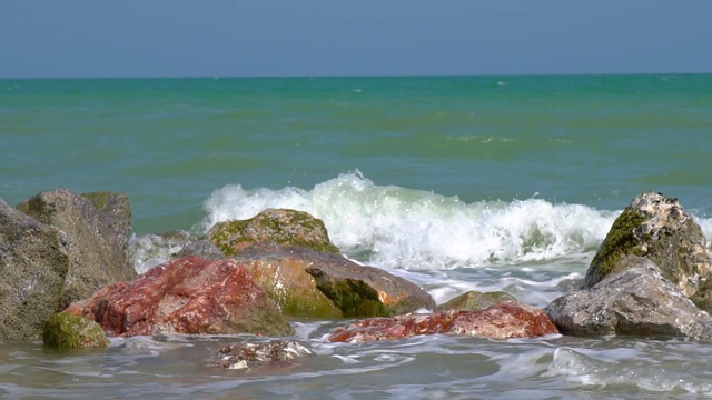 慢动作的小海浪在海景，海滩的波浪，海浪打破海滩。视频素材