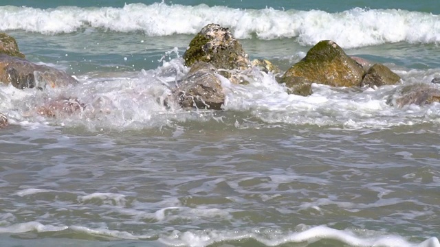 慢动作的小海浪在海景，海滩的波浪，海浪打破海滩。视频素材