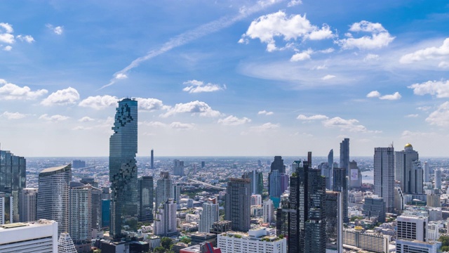 曼谷商业区中心上空的Silom地区，与云越过建筑物和摩天大楼-时间流逝视频素材