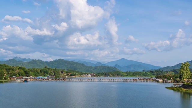 泰国北碧府(Kanchanaburi)， sonalia河上的monbridge，全国最长的木桥和桑赫拉布里(Sangkhlaburi)大坝上的水库;放大-时间流逝视频素材