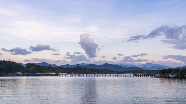 泰国北碧府，sonalia河上的monbridge，乡村最长的木桥，Sangkhlaburi傍晚的水库大坝，泰国;缩小-时间流逝视频素材