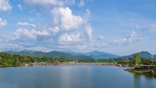 泰国北碧府(Kanchanaburi)， sonalia河上的monbridge，全国最长的木桥和桑赫拉布里(Sangkhlaburi)大坝上的水库;缩小-时间流逝视频素材