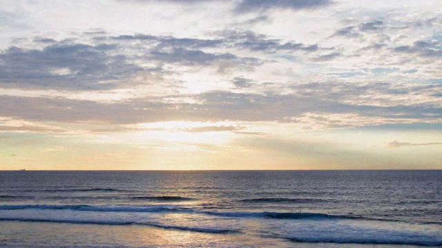 美丽的日落在热带的海滩上。视频素材