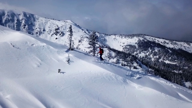 登山者攀登登山探险空中飞行史诗山脉攀登成功美丽的山峰冬季探险探险徒步旅行旅游概念。视频素材