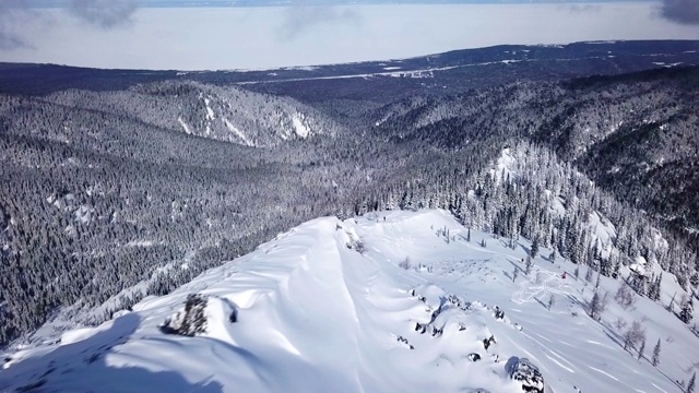 美丽的冬季空中飞行越过山脉景观阿尔卑斯山冒险徒步旅行徒步滑雪度假旅游概念视频素材