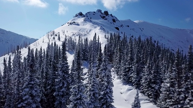 美丽的冬季空中飞行越过山脉景观阿尔卑斯山冒险徒步旅行徒步滑雪度假旅游概念视频素材