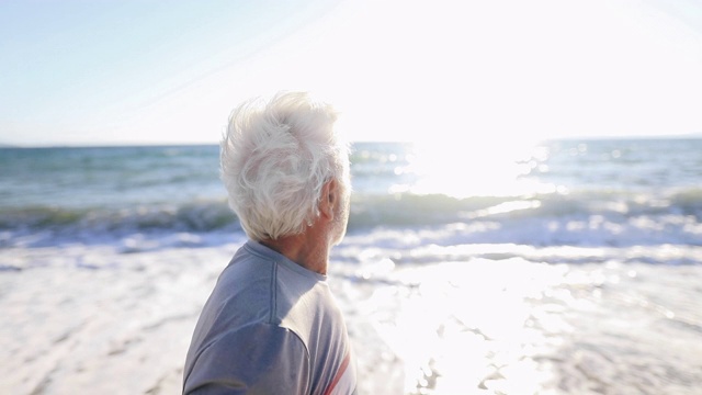 高级冲浪者在看海浪视频素材