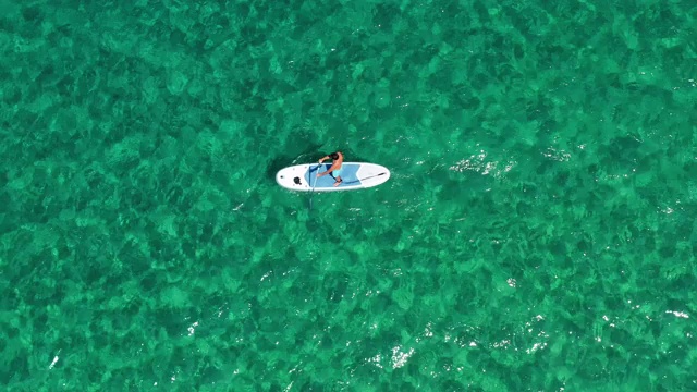 年轻人paddleboarding视频素材