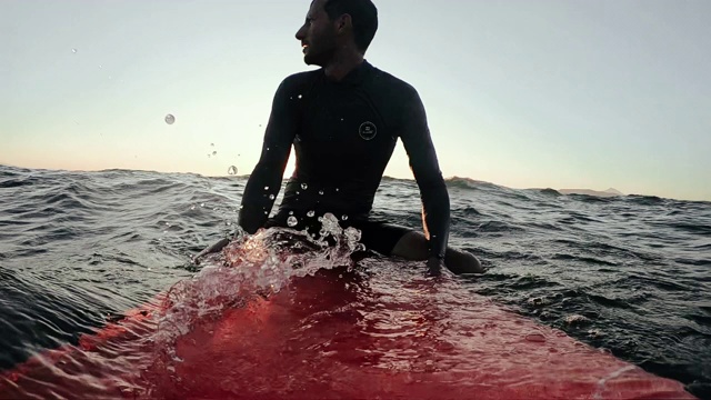 海里的冲浪者视频素材