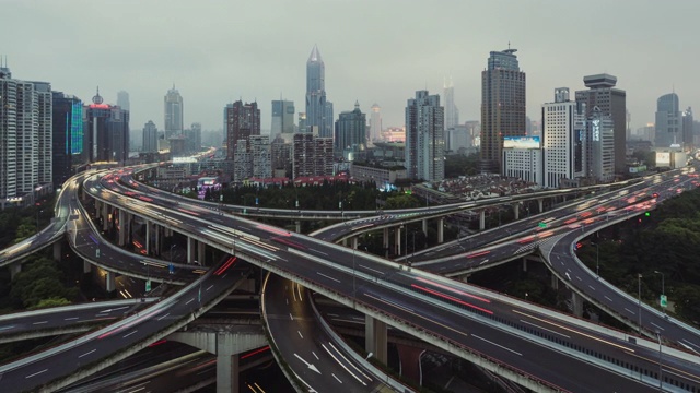 T/L ZI天桥和城市交通高峰时段鸟瞰图，从白天到晚上/上海，中国视频素材