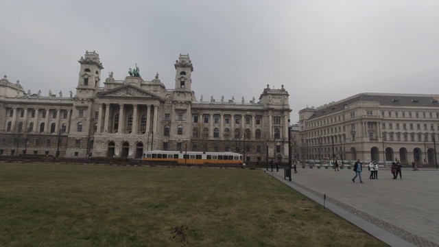 布达佩斯议会外景，有轨电车经过视频素材