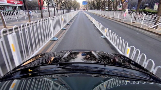 在市区道路上行驶的车辆在白天。中国,北京视频素材